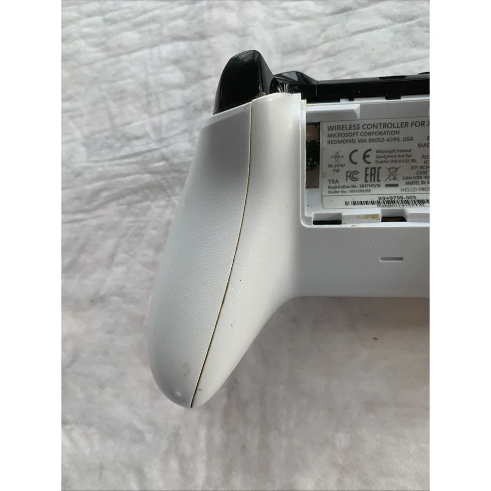 Microsoft Xbox One Wireless Controller Model 1708 White OEM Btty Cover Missing